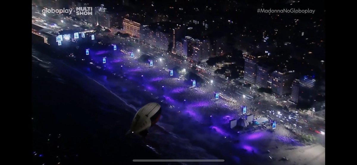 Tem um DIRIGÍVEL no céu de Copacabana. Eu nem sabia que ainda existia essa parada. Madonna desenterrando tecnologias. Que loucura.