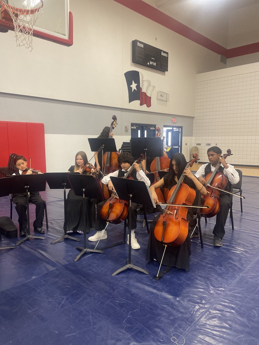 Had a blast with our future REMS students! Families enjoyed live performances, lunch, campus tours, meeting teachers & staff, club booths, & graduation t-shirts. Can’t wait to welcome our future Falcons!🎉 Image Gallery: clintisd.smugmug.com/2023-2024/May/… #WeAreClintISD