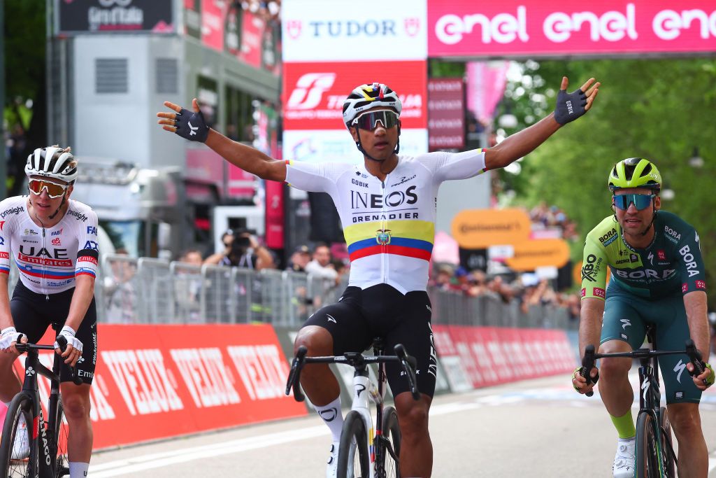 Giro d'Italia stage 1: Jhonatan Narváez wins as Tadej Pogačar drops all his GC rivals 🇮🇹 Gripping stage at the Giro sees the race favourite drop Thomas, Bardet and O'Connor as Narváez takes the maglia rosa ⬇️ globalcyclingnetwork.com/racing/results…