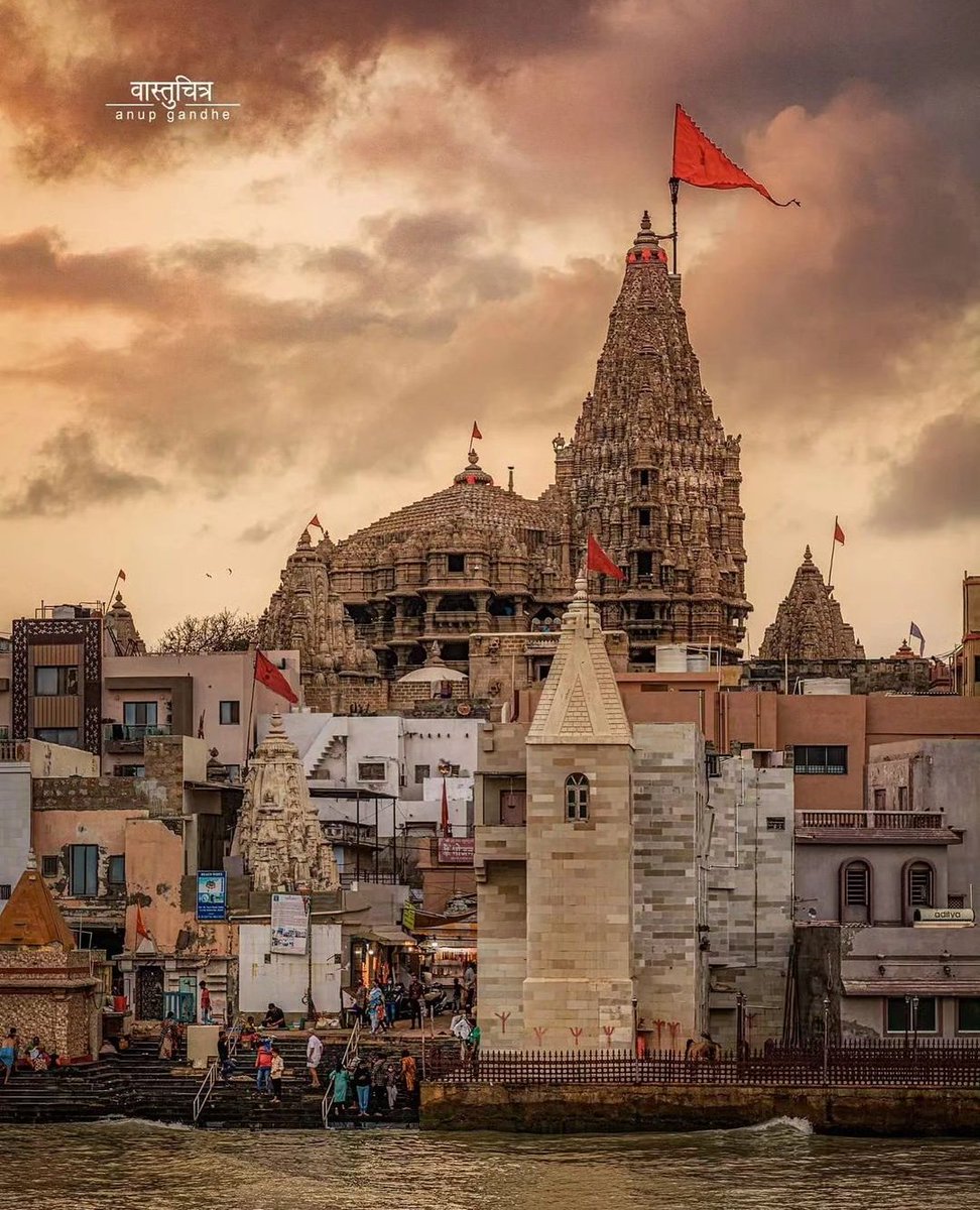 11 Extremely Divine Hindu Mandir of Gujarat that everyone must visit once in our life 1. Dwarkadhish Temple, Dwarka