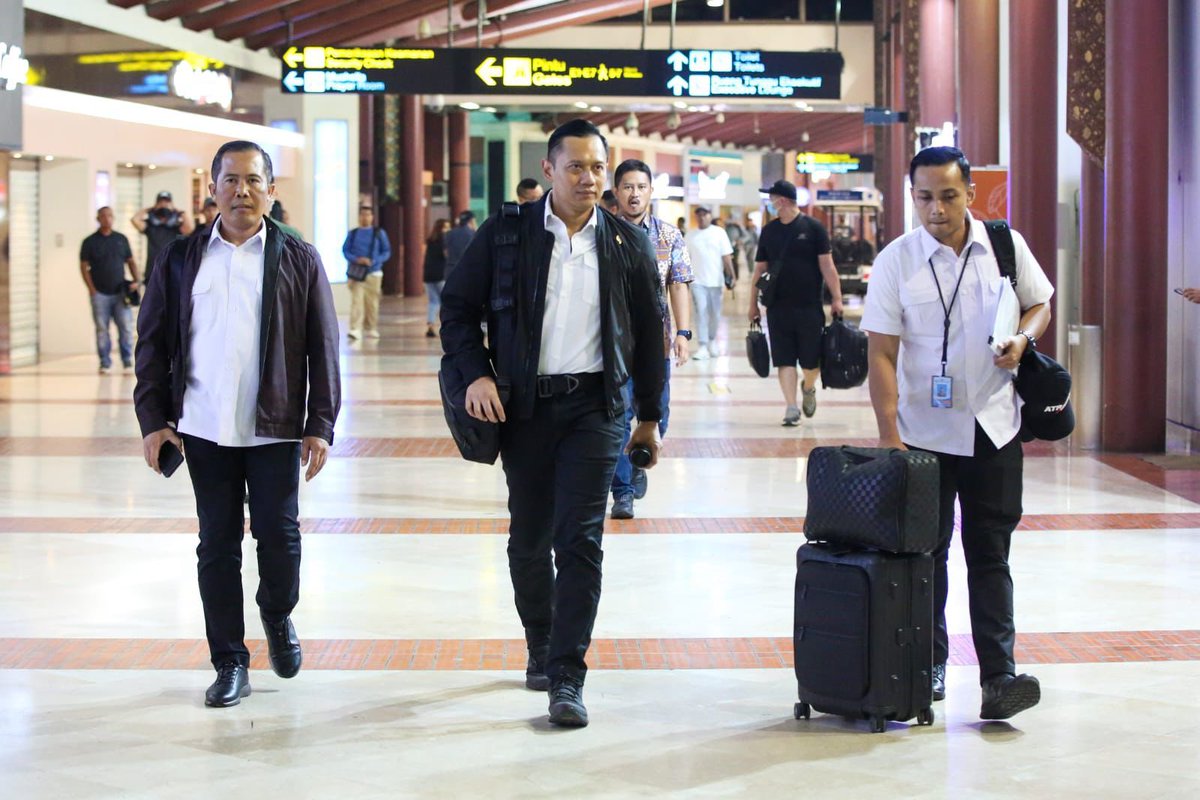 Abaaah's tweet photo. Dini hari tadi  Menteri AHY terbang ke Sulawesi Utara untuk memastikan lokasi relokasi korban erupsi Gunung Ruang. https://t.co/XRPi4hPmN5