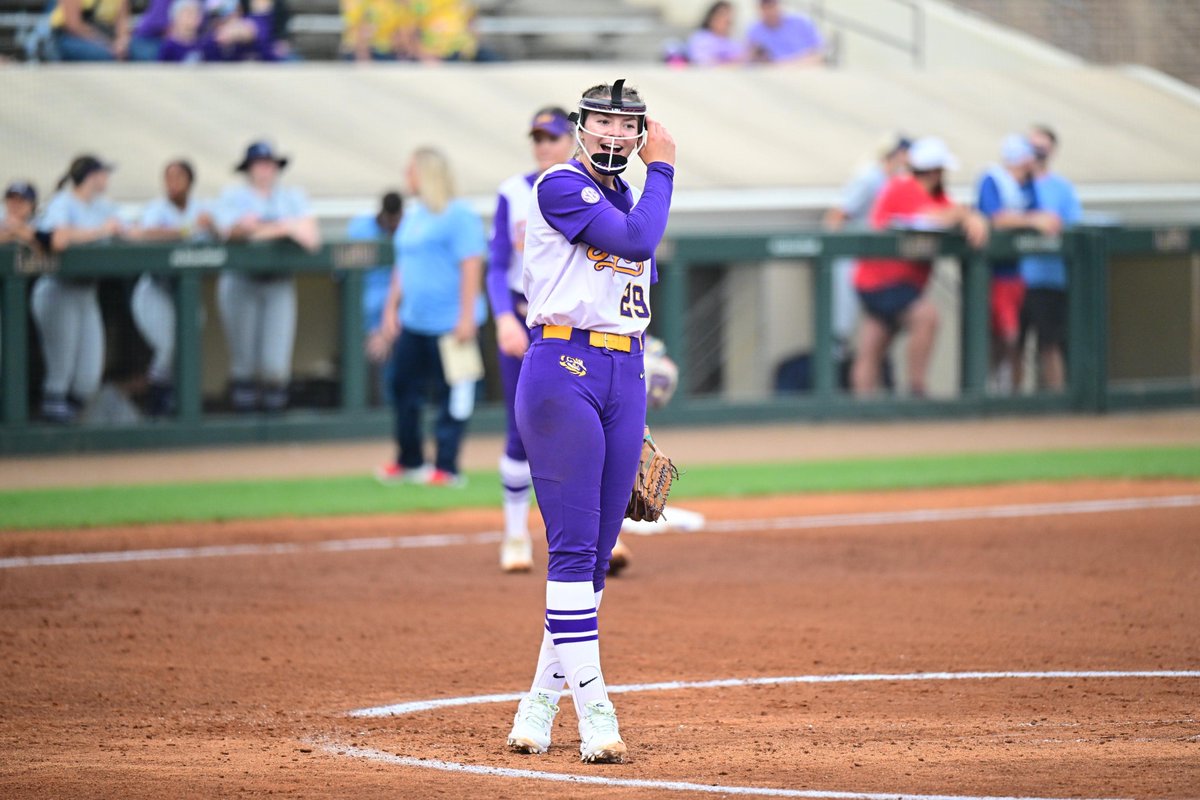 Even out of conference, LSU’s Sydney Berzon picked up a shutout against Liberty on Friday. @LSUsoftball x @BerzonSyd d1sb.co/3QTeTEP