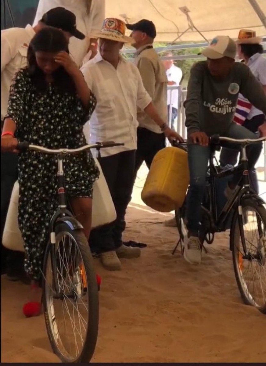Mientras @FranciaMarquezM anda en elicotero. Petro sale con esa chimbada para 'solucionarle' la vida a los que robaron con los carrotanques.