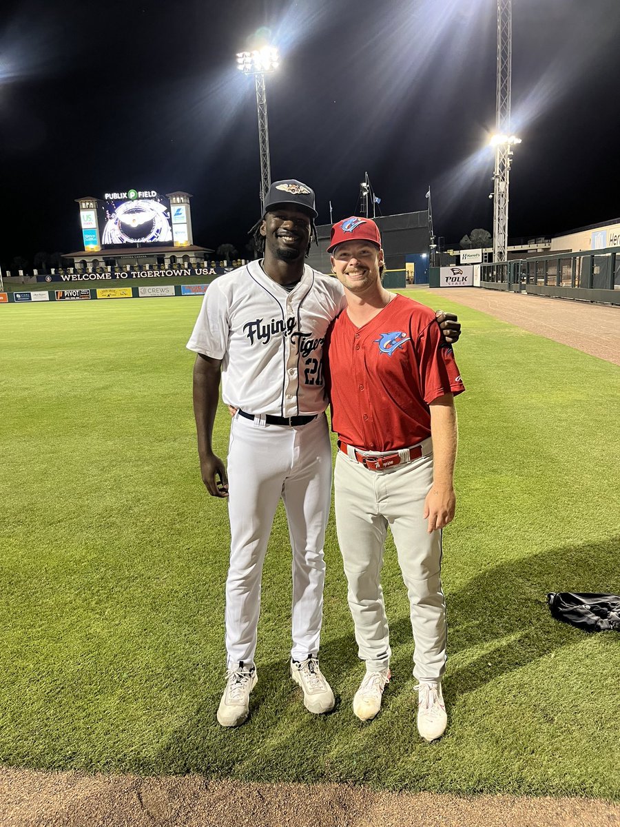 We love seeing pictures like this!! @SlimJimmy244 with the @LkdFlyingTigers @paxtonthompson7 with the @Threshers @CharlotteBSB #ProNiners 💪⛏🤙