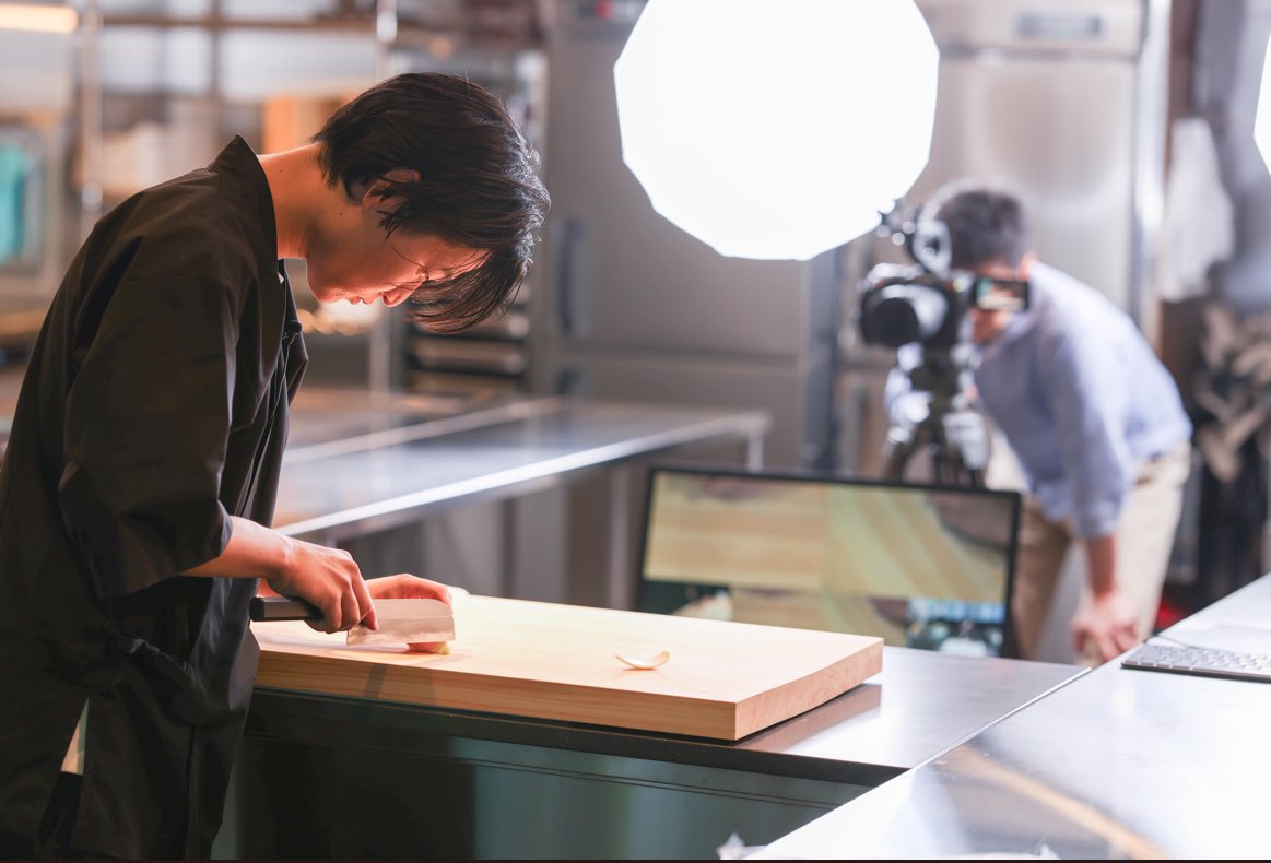 dkstokyo's tweet image. HOW TO USE✨
料理撮影🎥
天井付のカメラを利用すれば、手ぶらでも料理撮影ができます。巨大LEDモニターを絡めて、他ではできない特別な料理シーンをつくっての撮影も可能です！

dks.tokyo/studio/

#GW最終日
#レンタルキッチンスタジオ
#東京レンタルキッチンスタジオ