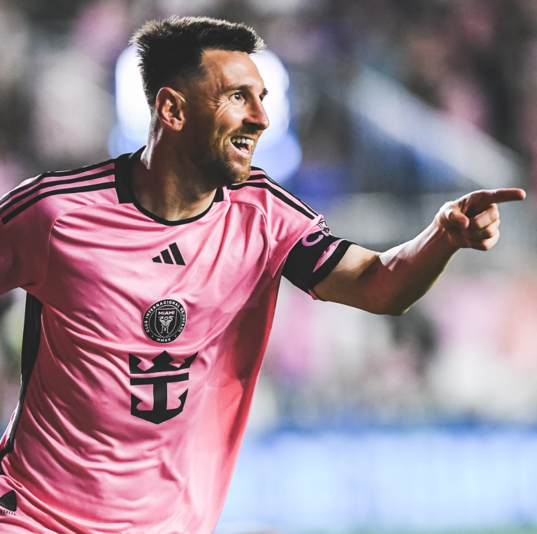 InvictosSomos's tweet photo. Pónganse de pie ante el primer futbolista que supera las ¡¡1200 CONTRIBUCIONES DE GOL!! en toda la historia del fútbol mundial. Don Lionel Andrés Messi Cuccittini registra 833 GOLES Y 372 ASISTENCIAS en 1058 partidos disputados a nivel absoluto. Más participaciones de gol (1205) que juegos (1058) en su gloriosa carrera profesional. 

No hay argumentos para sostener que alguien fue o es mejor que él. No hay forma de mantener un debate. Y no hay adjetivos que alcancen para realmente definir su grandeza. 

Nadie jugó, nadie juega y nadie jugará como el 10 rosarino. Simplemente es el mejor de todos los tiempos. Lo sabes tú, lo sabemos nosotros y lo saben los que durante años se han negado a aceptar lo evidente.

EL AMO ABSOLUTO DEL FÚTBOL MUNDIAL.