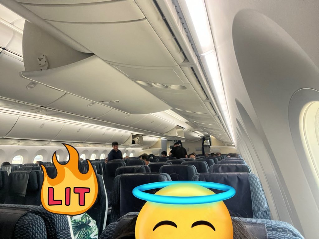 本日のフライトで仕事場に戻ります✈️
（搭乗客少なすぎてバス移動🚌）

今回の滞在では多くの方と会話できましてお世話になりました。
皆さまありがとうございました😊

次は年末帰れたらいいなあと思っています。今回お会いした方、できなかった方、またよろしくお願いいたします🙇