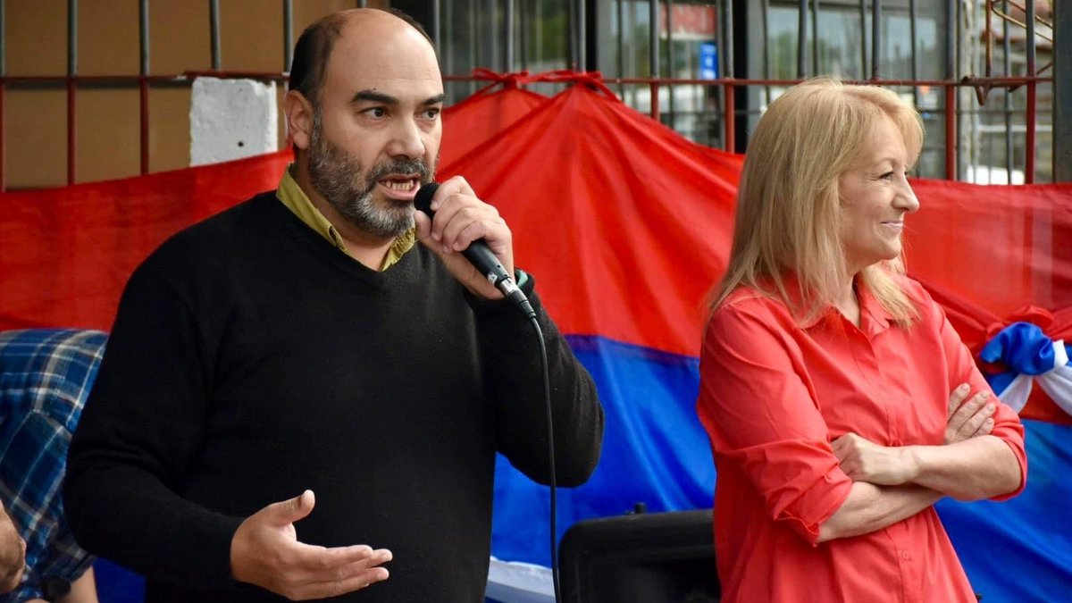 Instalaciones desbordadas y una gran calidez, cientos de compañeros/as se sumaron a escuchar a Carolina Cosse en el Comité Deri de Salinas. 

El énfasis puesto en atender las poblaciones más vulneradas, la necesidad de avanzar en salud, seguridad, educación.

#alfrenteconcarolina