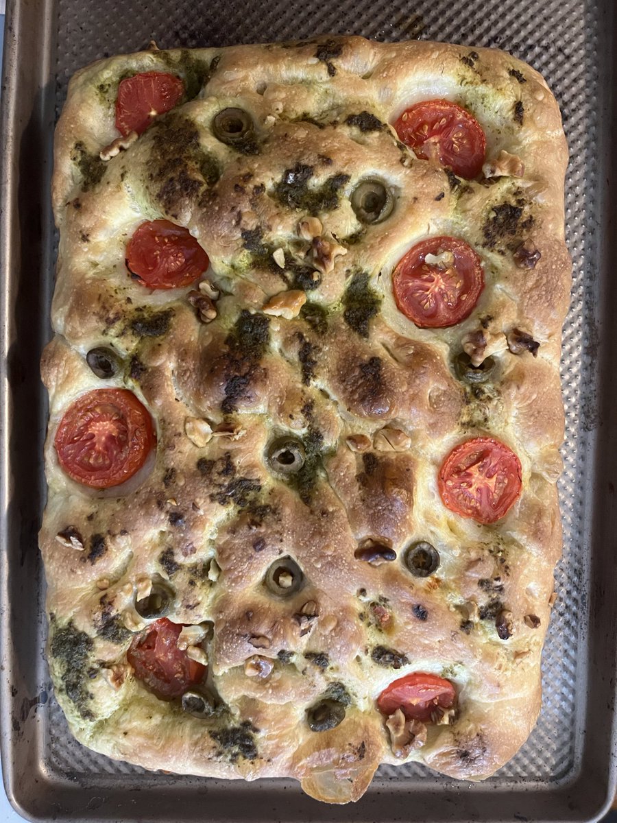 castelofhasan's tweet photo. -تراپی؟
- نه، ممنون. فوکاچیا میپزم.
#focaccia
#focacciabread https://t.co/Qf4UOi9KPP