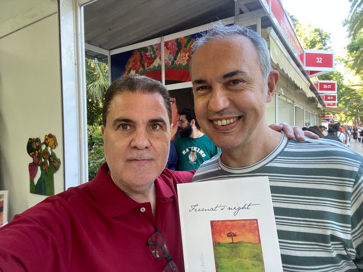 Con @Vuelo7988 en la Feria del libro. Recuperando versos. Feliz encuentro con mi vecino poeta y su editor Jesús García Gallego.