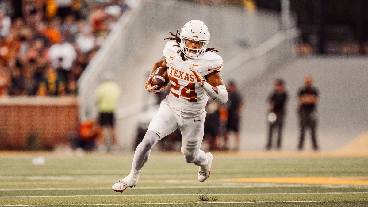 Texas RB Jonathon Brooks was the 1st RB taken in the #NFLDraft for a reason, here's why: 

- 6'0 216 lbs
- 4 star recruit
- 20 years old
- Natural mover
- Texas pedigree
- 3-down skillset
- Receiving upside
- Light, very quick feet
- Minimal tread on tires
- Weapon in open space…