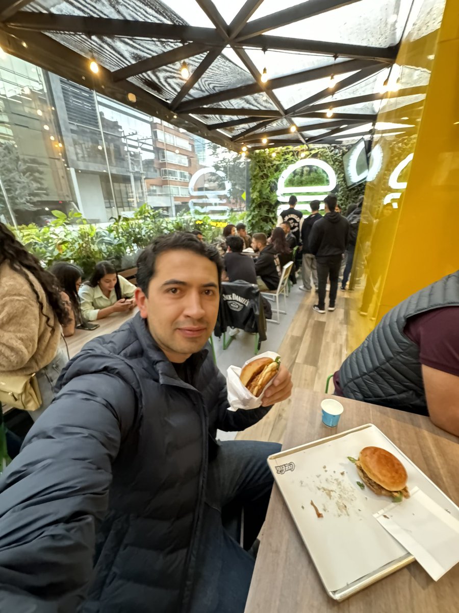 El señor @tuliorecomienda es un verdadero genio del emprendimiento con el Burguer Máster.

Hoy probé la de Soul Burguer del señor @JcFandinoBasto en la calle 73 # 9 - 14.

10/10