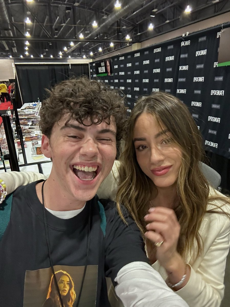 genuinely the kindest person EVERRRR!! she even took a pic of me on her phone when i gave her our matching friendship bracelets 🥹🥹🥹 #ChloeBennet #daisyjohnson