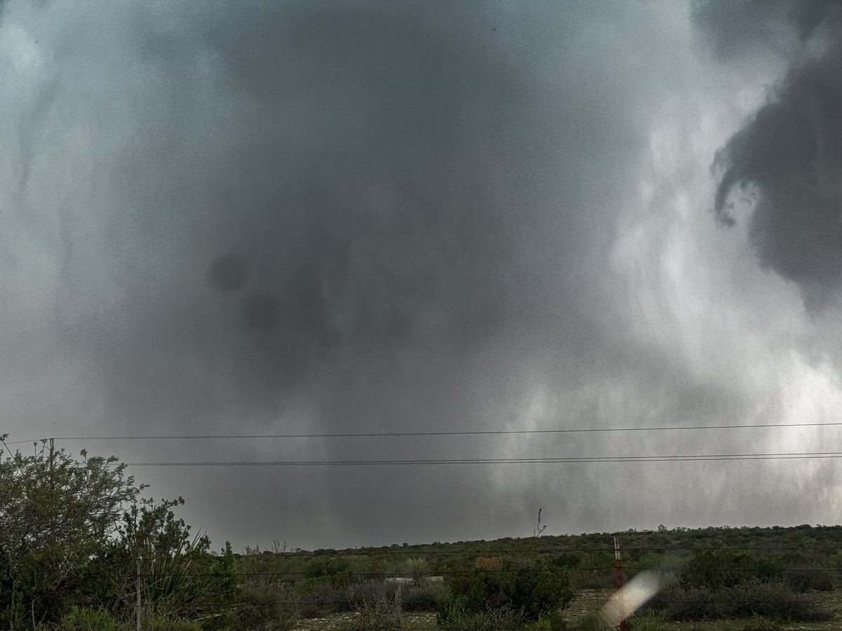 Large tornado SE of Fort Stockton 4:44 PM CDT #txwx @NWSMidland