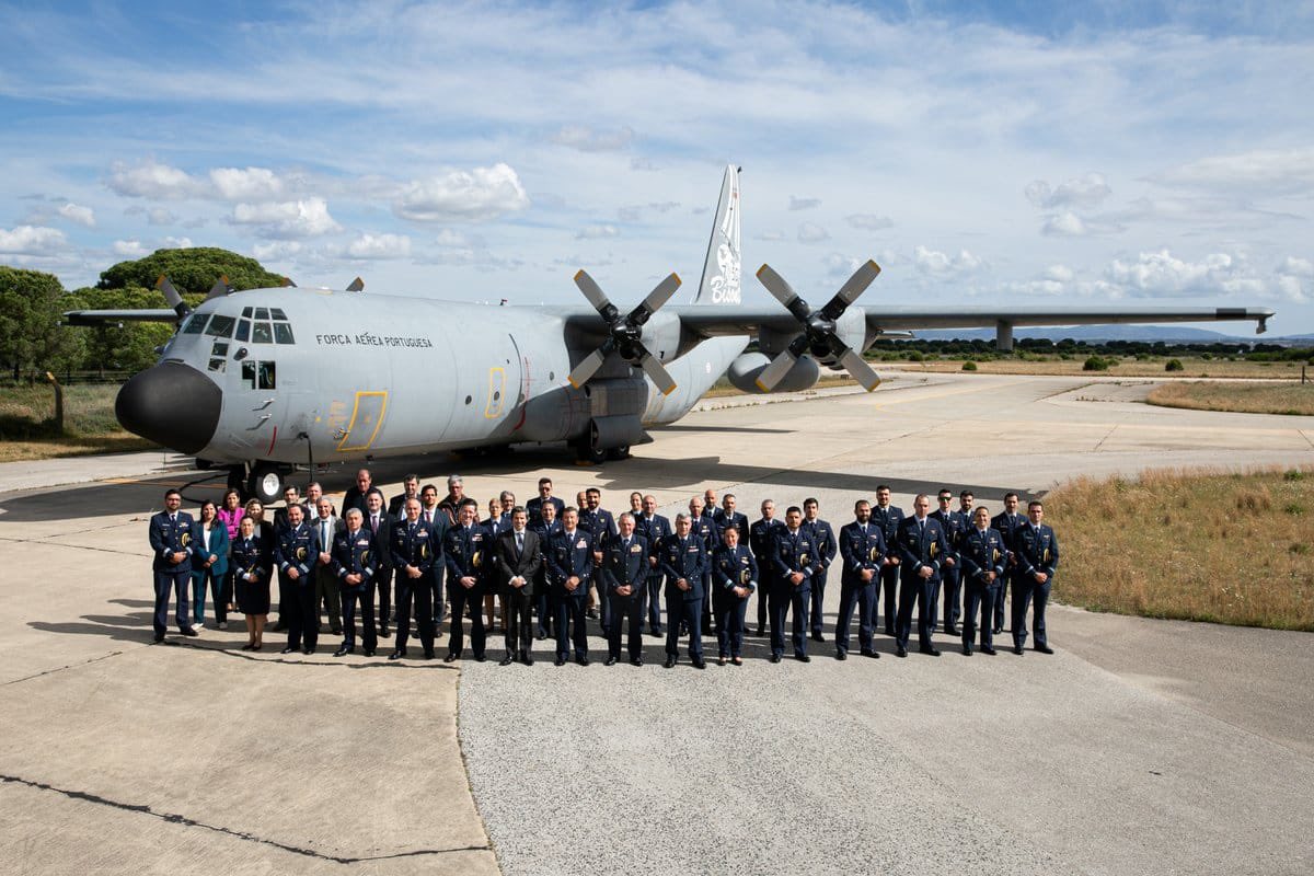 A Força Aérea recebeu, no passado dia 2 de maio, o primeiro avião C-130H modernizado. Esta modernização irá abranger quatro aviões da frota C-130H, contemplando alterações estruturais e uma modificação nos sistemas aviónicos. Saiba mais em: emfa.pt/noticia-4597-