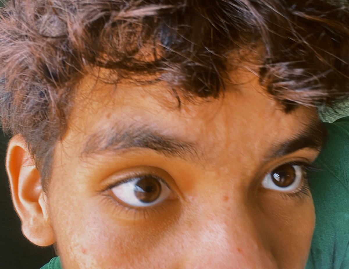 Os olhos de um garoto maluco neurótico
