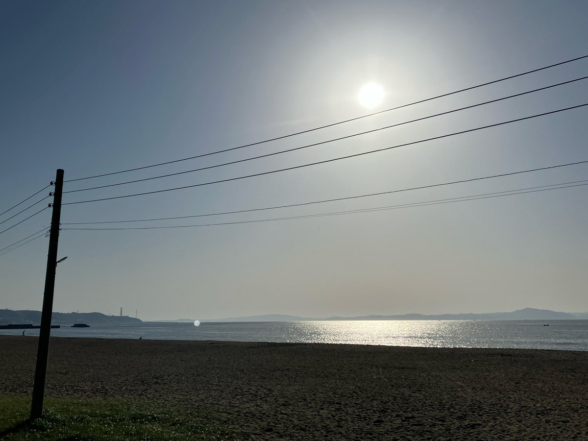 三浦海岸到着❣️。ホームから見える海🌊📣が呼んで⁉️いるので、プシュっ〜としながら急がず‼️海岸沿いから帰ります(^^)。帰宅後はラジオ聴きながら♨️、🍽️、📰して横になります。 @shonanbeachfm #shonanbeachfm #weekendbythesea #beachfm #三浦海岸 #海 #朝の砂浜