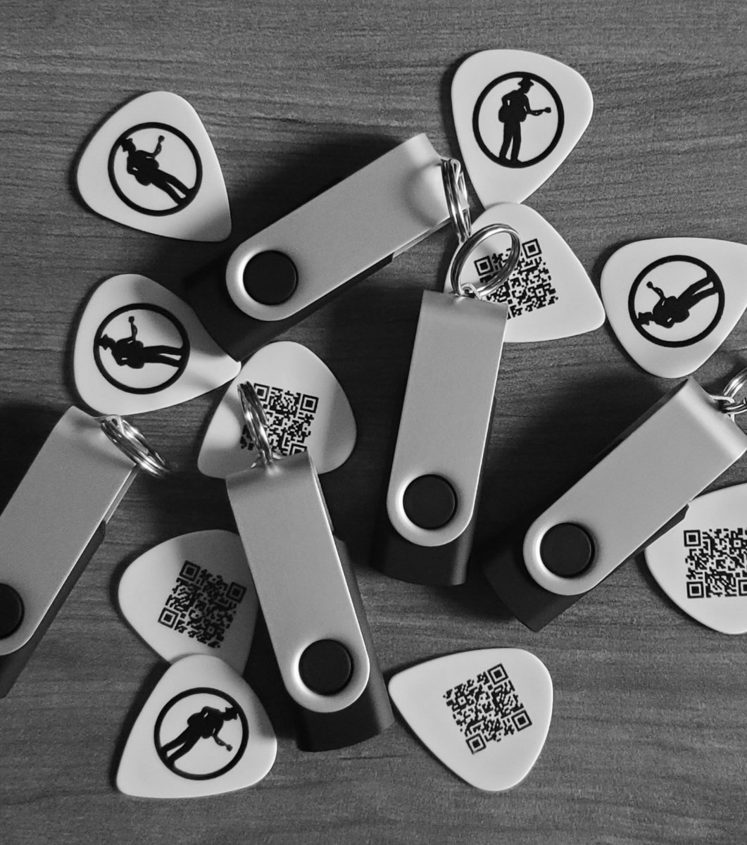 A new batch of flash / thumb drives in the works. I hope you're all having a great weekend. #deanjohanesen #circusswing #americanrootsmusic #cautionarytales #matonguitars #originalmusic #westernswing #hotclubjazz 
#swingonby
