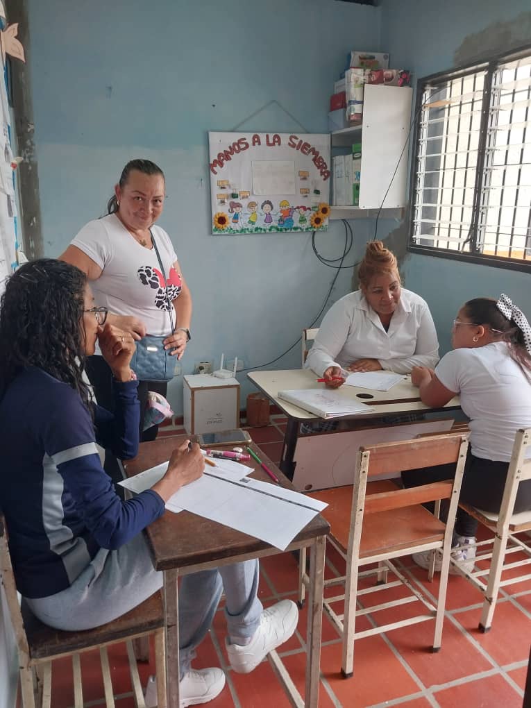 RosaB97462's tweet photo. Jornada: La Salud Va a la Escuela en el Instituto de Educacion Especial Argelia Laya, municipio Cristóbal Rojas estado Miranda, beneficiando a un total de 40 personas entre estudiantes, docentes y comunidad. Se realizaron vacunaciones, medidas antropométricas, terapia de lenguaje https://t.co/hdzwyMgLpM