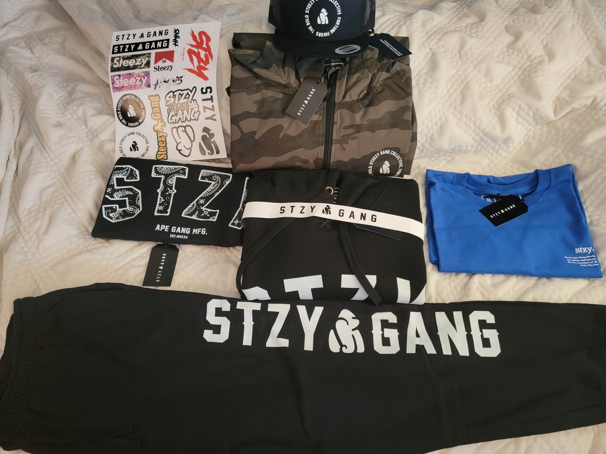 Hell of a Saturday! Didn't think my @steezyapegang merch was coming until 9 May but showed up at my door today! Holy shit @BryanveeEth @Alejo_CryptoETH. You guys absolutely killed this shit. Amazing presentation and the quality is amazing! Perfect fit on the sizes too! Guess I'm