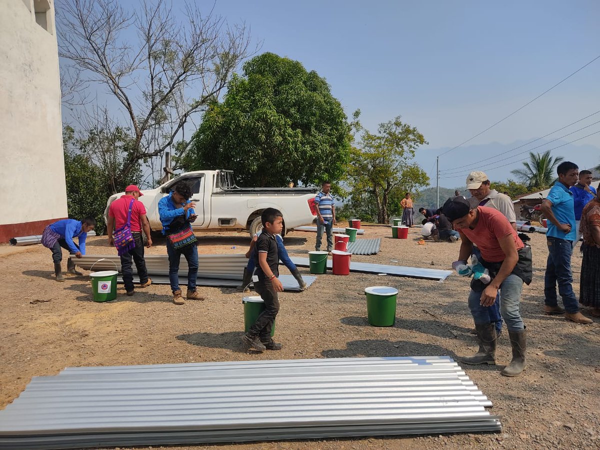 #AltaVerapaz Familias afectadas por fuertes lluvias y vientos registrados en caserío Chimulac y caserío Transvaal La Ceiba del municipio de Santa María Cahabón, Alta Verapaz recibieron ayuda humanitaria.

Créditos: Esler Castro, Jefe del COED.