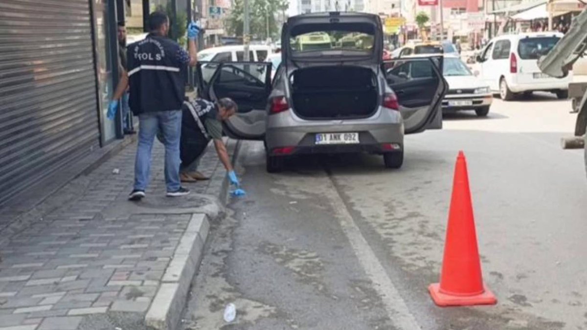 🔴 Silahlı saldırı anında aracıyla yoldan geçerken vurulan kadın hayatını kaybetti: Adana’da bir lastik tamirhanesine düzenlenen silahlı saldırı sırasında aracıyla yoldan geçerken ensesine kurşun isabet etmesi sonucu ağır yaralanan kadın hayatını kaybetti. birgun.net/haber/silahli-…