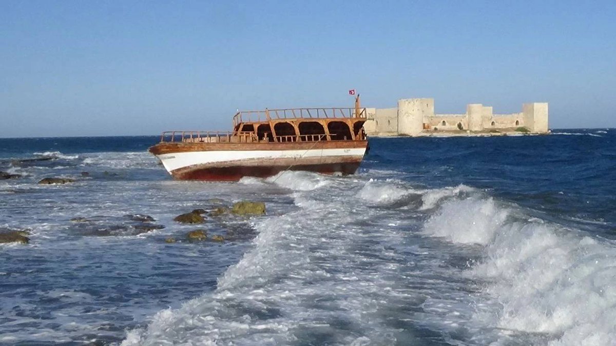 🔴 Mersin'de fırtınada gezi teknesi karaya oturdu: Meteorolojinin uyarısının ardından Doğu Akdeniz’de fırtına etkili oldu. Mersin’de sahil kenarlarında dalgaların boyu 2-3 metreye kadar yükselirken, Kızkalesi’nde ise bir gezi teknesi karaya oturdu. birgun.net/haber/mersin-d…