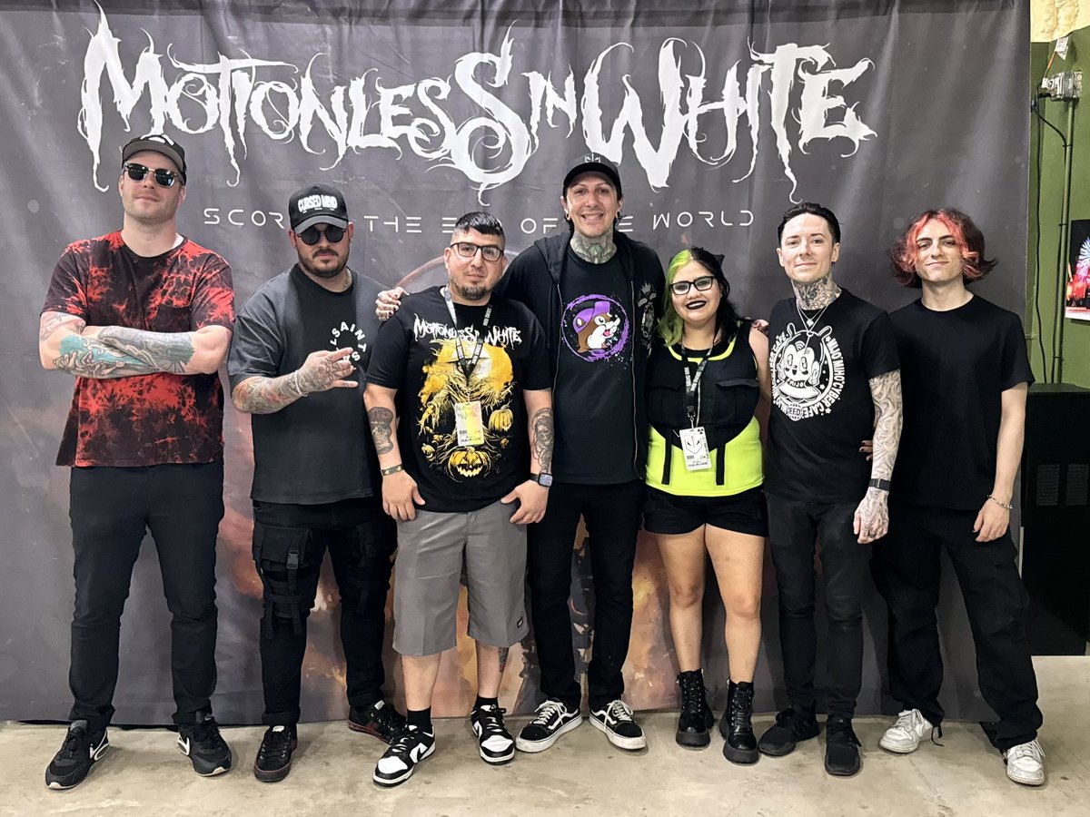 They were so amazing! Chris loved my outfit combo and my eyebrows and we talked about WWE!!! #motionlessinwhite #newbraunfels