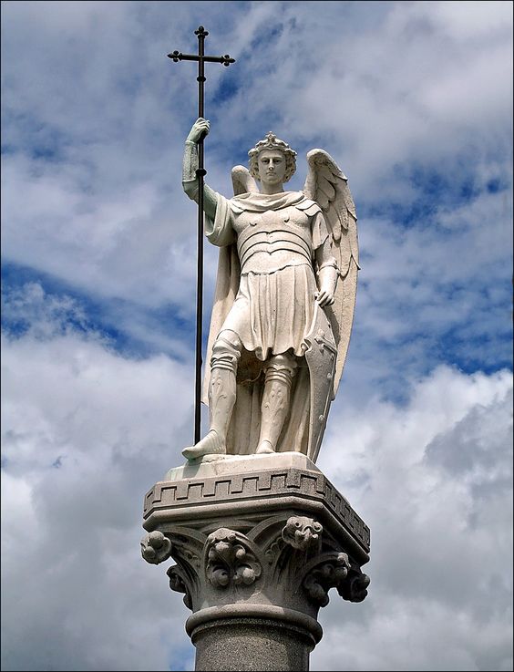 ✝️'São Miguel Arcanjo, defendei-nos no combate, sede nosso refúgio contra a maldade e as ciladas do demônio. Ordene-lhe Deus, instantemente o pedimos, e vós príncipe da milícia celeste, pela Virtude Divina, precipitai no inferno a Satanás e a todos os espíritos malignos, que…