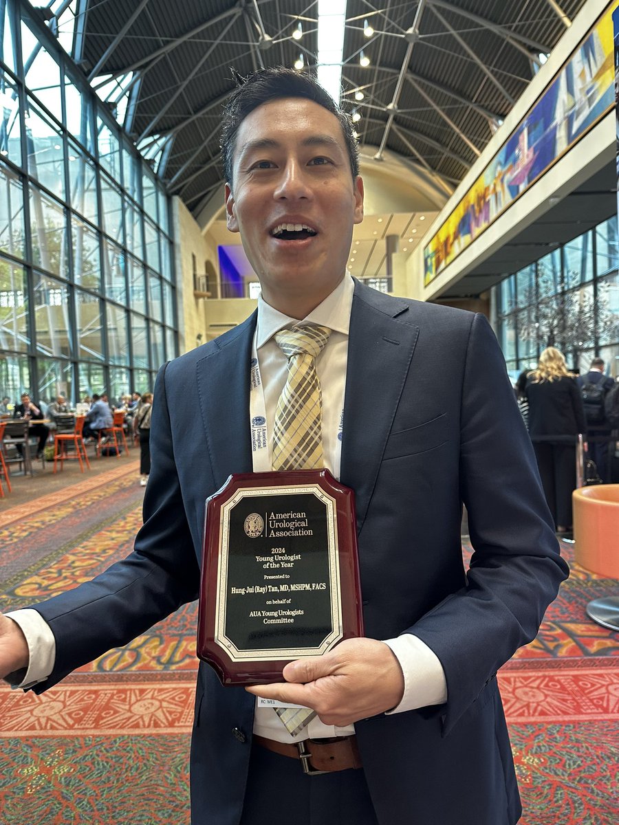 @CarmenTongGU @AmerUrological @drhelenbernie @smacdonald_md @kellyswordsmd @WSmelser @squarrier @DrSCohen Adding a pic of @tanray22 who missed this pic of the #aua24 #younguro of the year winners *being an amazing young urologist* supporting his mentee @SamTateIII @UNCurology who was presenting simultaneously* 🤩🤩🤩 *and winning best poster!!! 🏆🥇