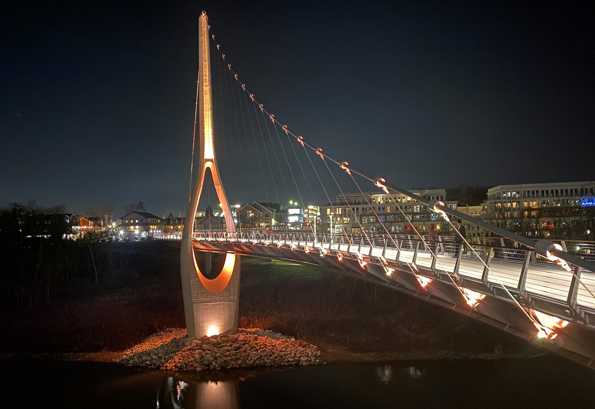 Show your support for those who have a type of Ehlers-Danlos syndrome (EDS) or hypermobility spectrum disorder (HSD) — visit The Dublin Link, which is lit orange tonight. 

🧡 Learn more about #EhlersDanlosSyndrome and #MyEDSChallenge 
➡️ @TheEDSociety