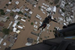 #Mundo Las autoridades brasileñas confirmaron este sábado que las lluvias y desbordamientos de los ríos en el sur del país han causado al menos 56 fallecidos y un total de 74 desaparecidos. #4May