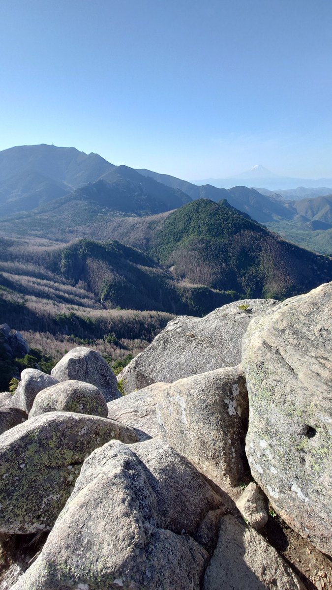 sim_21's tweet photo. 瑞牆山登頂ー！
岩だらけの楽しい登山道だった！

#no90 #90番の旅 https://t.co/xQm27pmSGR