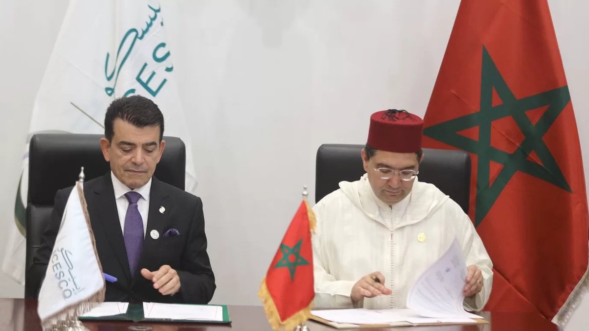 En marge de la 15e Conférence au Sommet de l’OCI M. Nasser Bourita et le Directeur Général de @ICESCOfr M. Salim Almalik se sont entretenus aujourd’hui à Banjul, et ont procédé à la signature de l'annexe modificatif de l’Accord de siège entre l'ISESCO et le Gouvernement du Maroc.