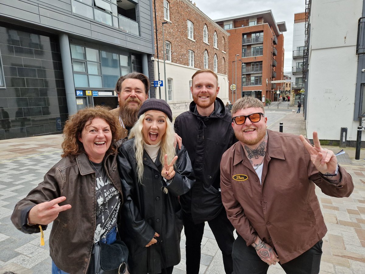 When your wife shouts 'fuck off' when she can't believe we bumped into @LotteryWinners in the road in Liverpool @SoundCity