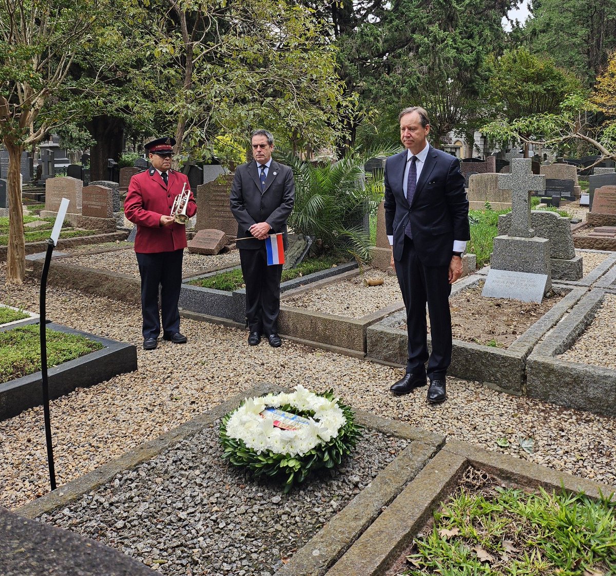 Hoy, como en los Países Bajos, en nuestro cementerio se conmemoró el Día de la Memoria.

El Encargado de Negocios Roleof van Ees, luego de observar un minuto de silencio, presentó ofrendas florales en las tumbas de dos ciudadanos neerlandeses caídos durante la 2da guerra mundial.