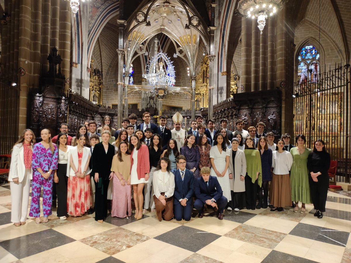 Por la tarde el Sr. Arzobispo ha confirmado a 50 jóvenes en la catedral de Pamplona. Eran jóvenes universitarios, la mayoría de la UN y un pequeño grupo de la UPNA. El Arzobispo les ha animado a ser testigos de su fe y de la confirmación fuera de la catedral, en su vida diaria.