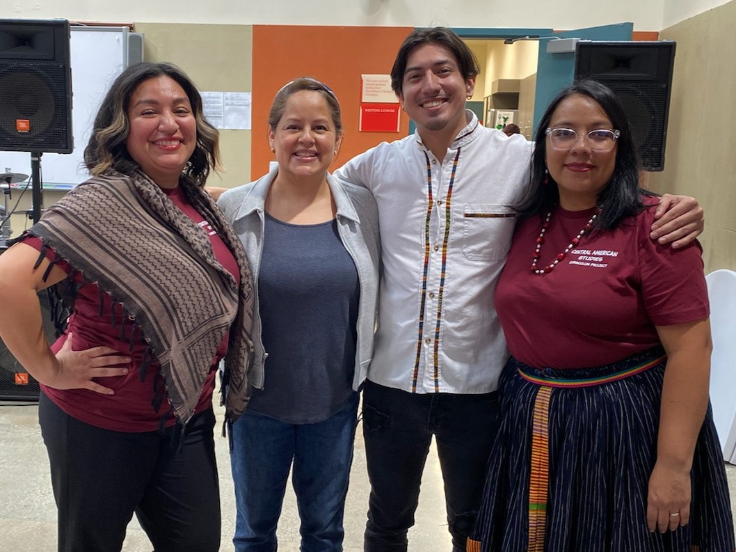 🎉 The first Central American Studies in K-12 Curriculum Project Showcase hosted by @CHSSP_SO, @UCIrvine, & more. At a middle school in LA. 📷: Teaching Central America advisors Cindy Matas, Claudia Portillo, Floridalma Boj Lopez & our program specialist Jonathan Peraza Campos.