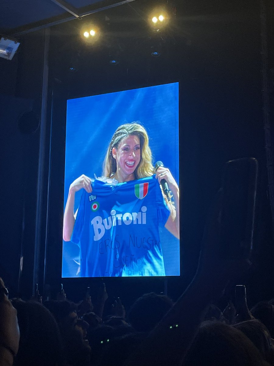 Dopo una rissa, un telefono in faccia e una decina di persone svenute ne è valsa la pena💛