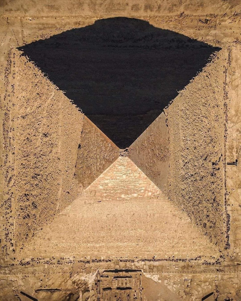 La sombra perfecta de la #Pirámide de #Egipto. @egiptologia20 @NatGeo_la