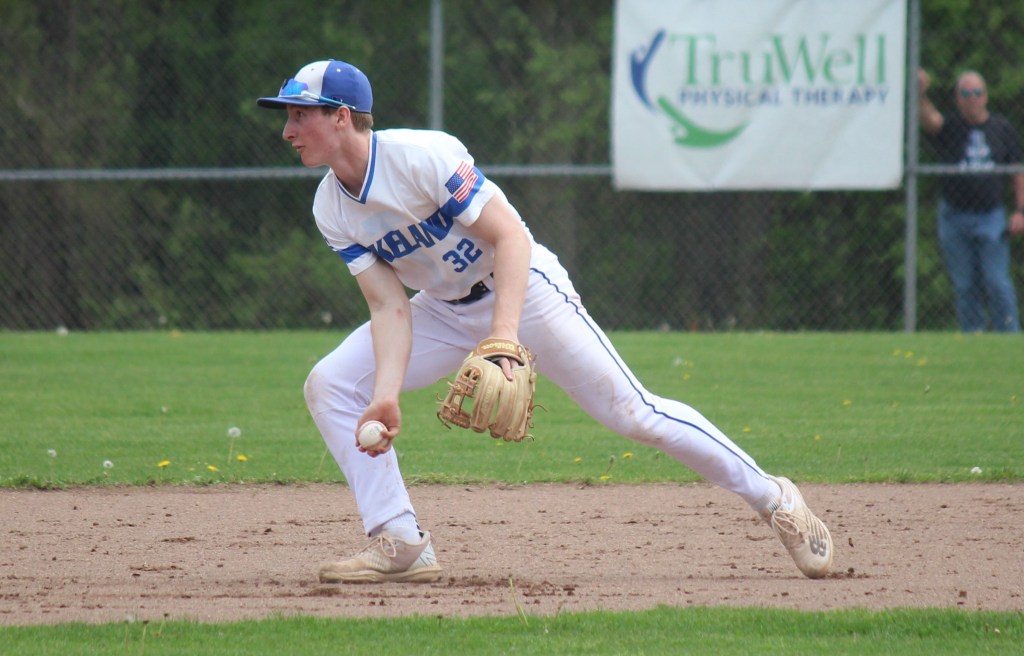 Lakeland, South Lyon East split low-scoring doubleheader trib.al/dmyV512