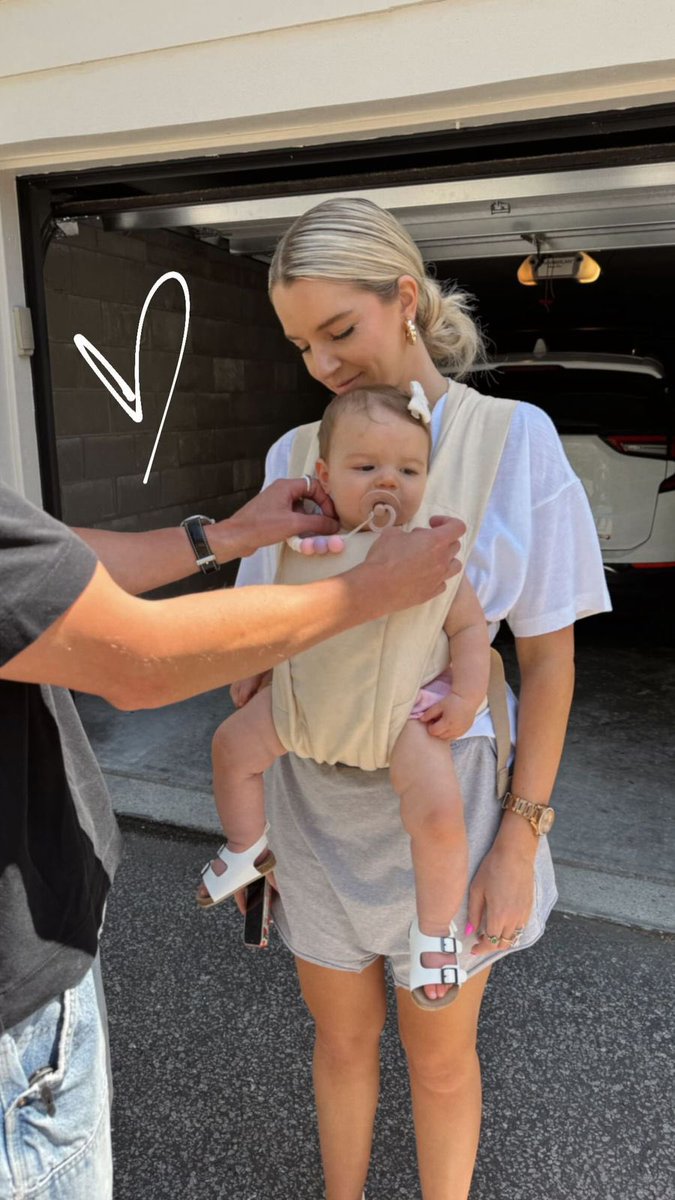 Titio babão! Drew Starkey recentemente com sua sobrinha Liliana e sua irmã Mackayla. ✨

📲 Mackayla Davila via Instagram Stories.