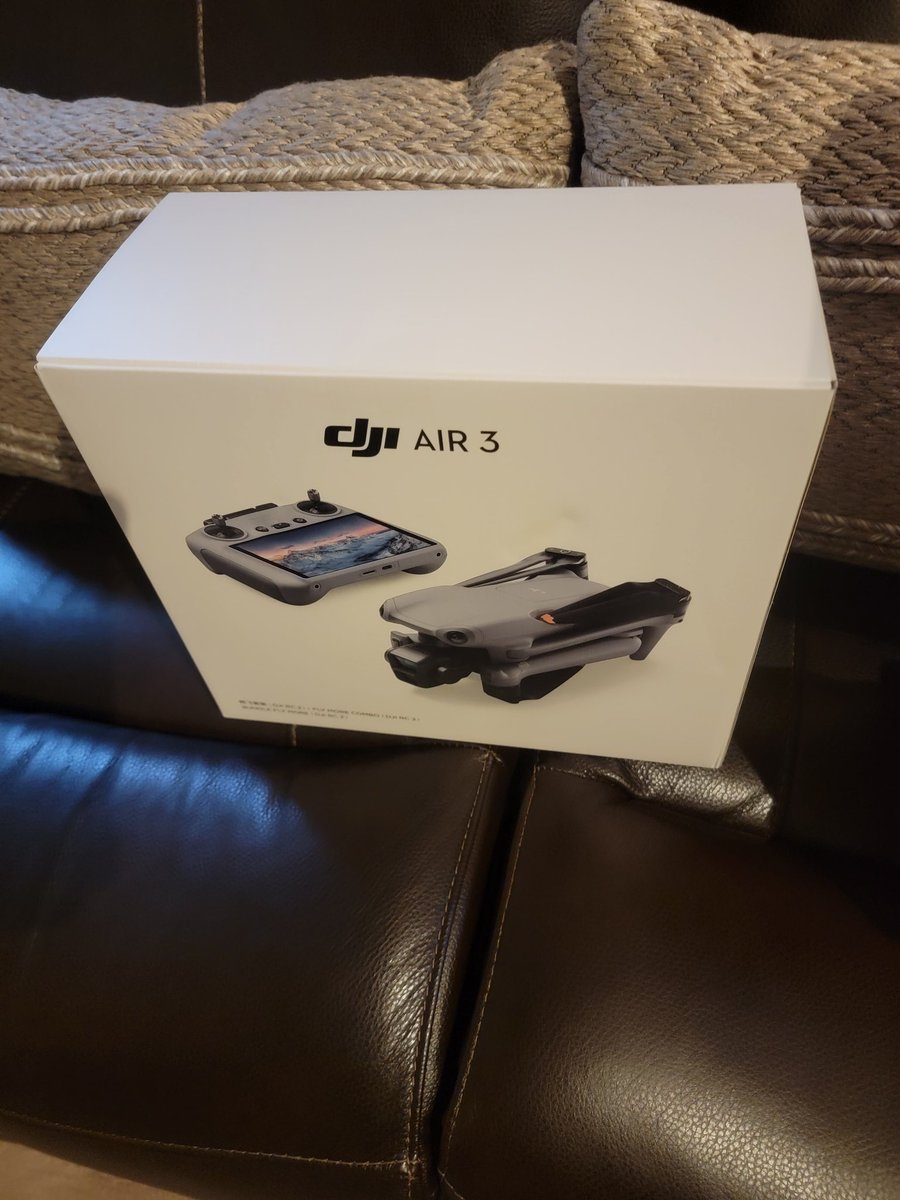 Just received the first drone I've ever purchased today. After looking at all my options I went with a @DJIGlobal Air 3. Got the first part of my order for the P1S 3d printer as well, 6 spools of filament courtesy of @BambulabGlobal. 💯🫡 #tech #DroneTech #3Dprinting