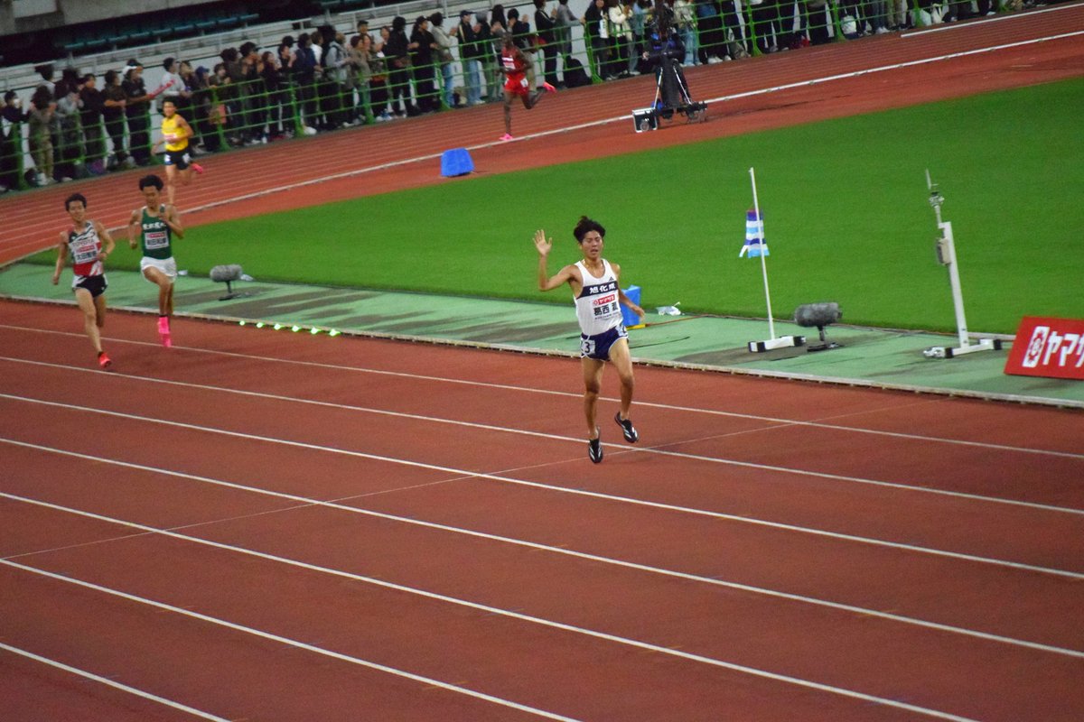 第107回日本選手権10000m男子
🥇葛西潤(旭化成)
やはりこの人のポテンシャルは伊達じゃない。余裕を持って集団の中に潜んでいた。残り1000mからジリジリとペースを上げて残り１周を58秒でカバー。観客の声にも答えながら初の日本選手権優勝の喜びを最後のホームストレートで噛み締めていた。