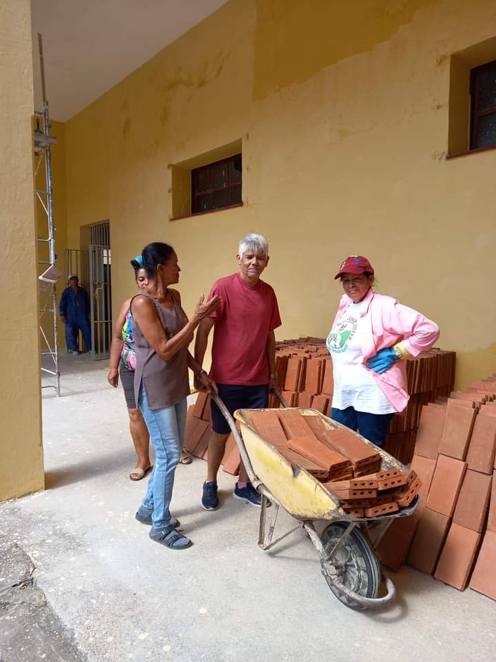 Trabajadoras del Museo Presidio Modelo y el especialista de Monumentos  y Sitios  de Patrimonio, Guillermo Maquintoche,  realizando  cambio de labor en acciones de apoyo a la reparación que se ejecuta  en el Pabellón    .#CulturaPinera#IsladelaJuventud #Porun26enel24