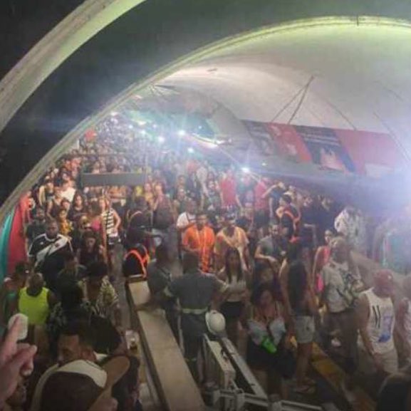 Metrôs do Rio de Janeiro apresentam superlotação! Todas as pessoas estão a caminho de Copacabana, para o show de Madonna.