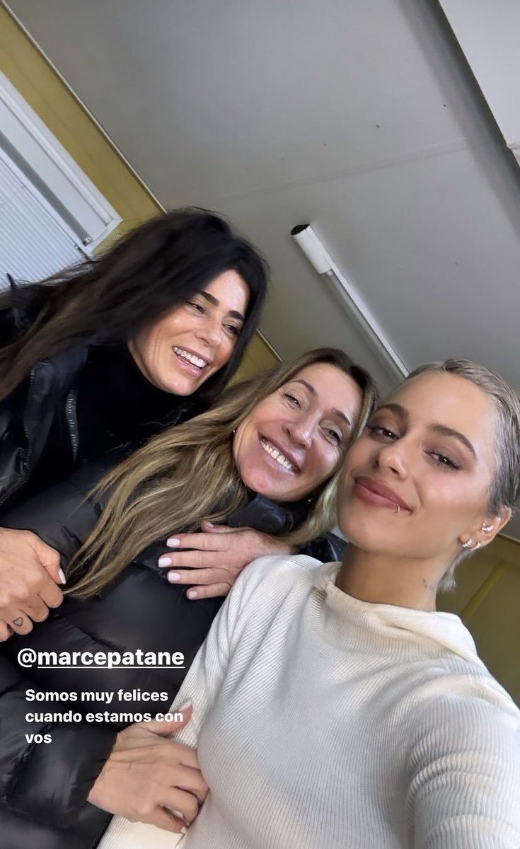 Tini con su madre Mariana detrás del escenario en el Club Hurlingham ❤️🥹