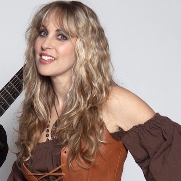 Hoje, Candice Night faz 53 anos. A vocalista ficou conhecida pelo trabalho no Blackmore’s Night, duo folk formado com o marido, o guitarrista Ritchie Blackmore. Também trabalhou em carreira solo e colaborou com Helloween e Avantasia.

Temos fãs do Blackmore’s Night por aqui?