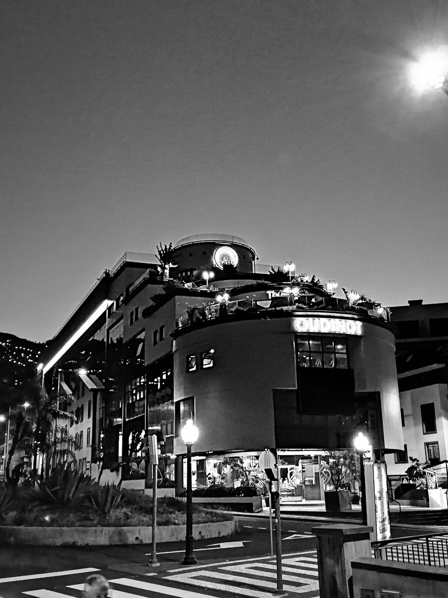 Funchal 
by night

Madeira Island 🇵🇹