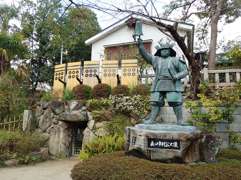 今日（5/5）は徳川家康が大坂夏の陣で豊臣方を滅ぼすべく、二条城を出陣した日。慶長20（1615）年。

その際に家康は家来に対して「三日間の腰兵糧でいい」と告げたという。

その自信は最終日に真田幸村らの突撃によって恐怖に変わる瞬間はあったものの、最終的には予告通り3日で戦いに決着をつけた。